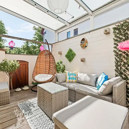 Design, Urban Luxury Und Terrasse Am Salonwald アパート